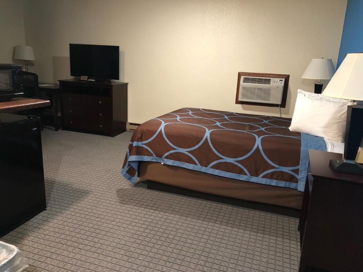 Amerivu Inn & Suites О Клер Екстериор снимка