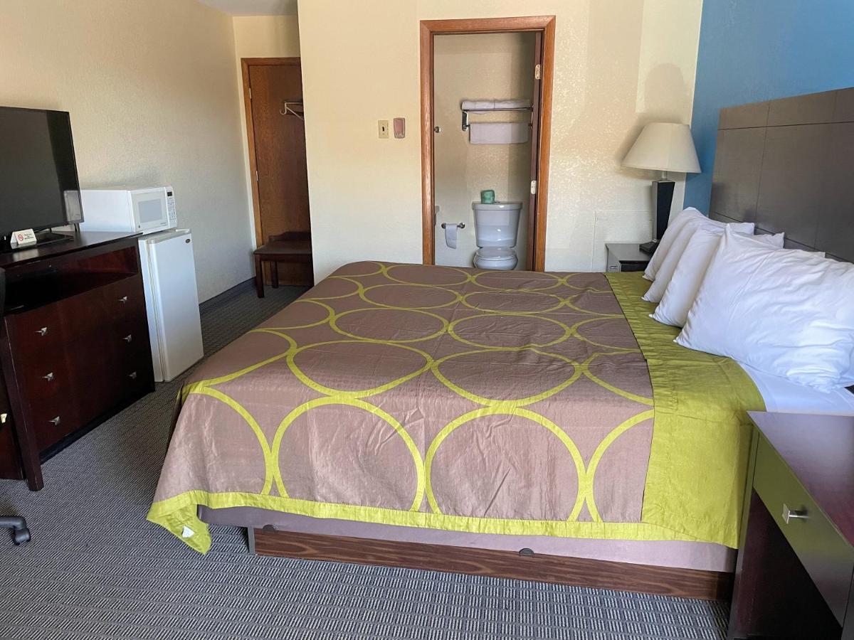 Amerivu Inn & Suites О Клер Екстериор снимка