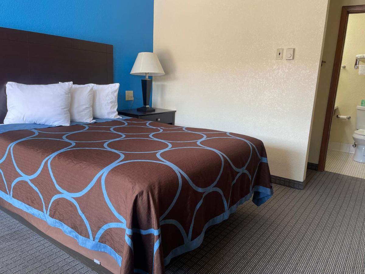 Amerivu Inn & Suites О Клер Екстериор снимка